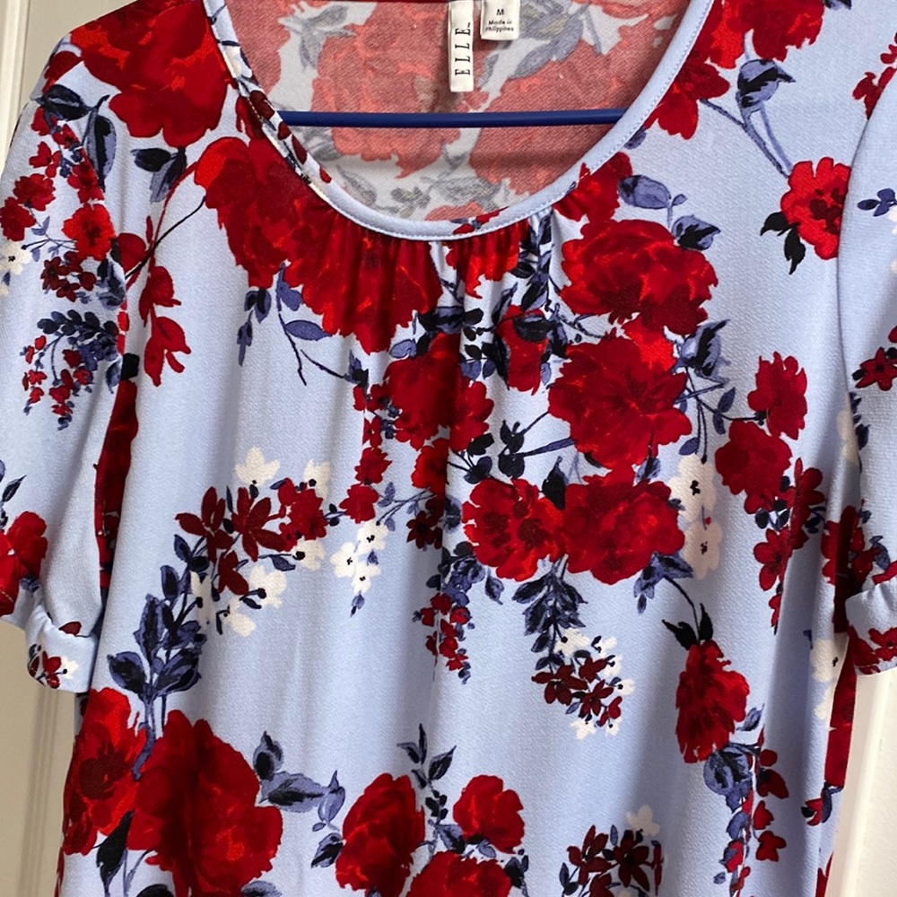 Elle blouse blue background with red and blue flowers size Medium